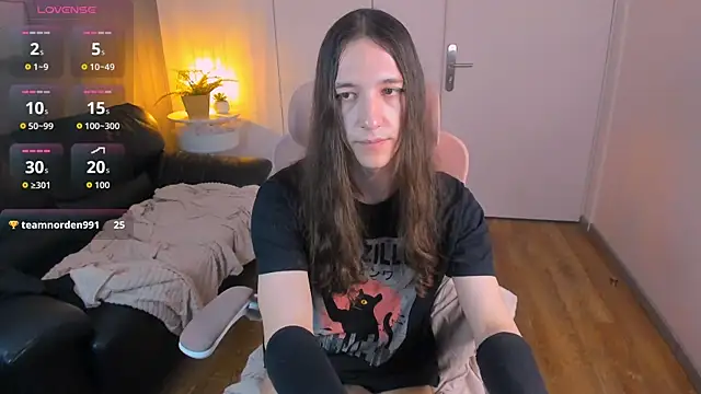 Snapshot of SilverMuse chatting on April 2026 06:19:01 AM SilverMuse online show from April 2026 06:19:01 AM