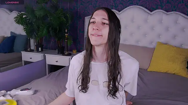 Snapshot of SilverMuse chatting on April 2026 10:38:01 PM SilverMuse online show from April 2026 10:38:01 PM