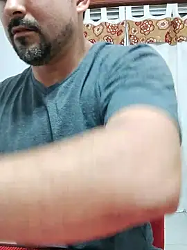 Snapshot of Bradd_32 chatting on November 2025 01:48:02 AM Bradd 32 online show from November 2025 01:48:02 AM