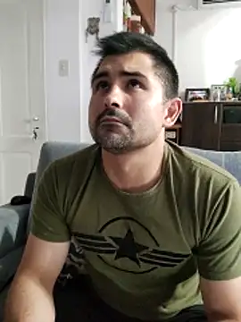 Snapshot of Bradd_32 chatting on December 2025 02:18:01 AM Bradd 32 online show from December 2025 02:18:01 AM