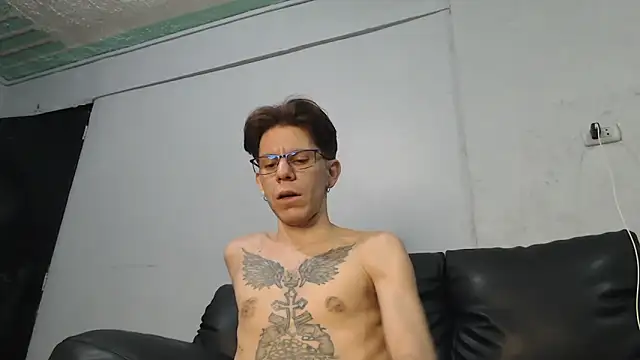 Snapshot of AlexandroRossi chatting on November 2025 05:31:01 AM AlexandroRossi online show from November 2025 05:31:01 AM