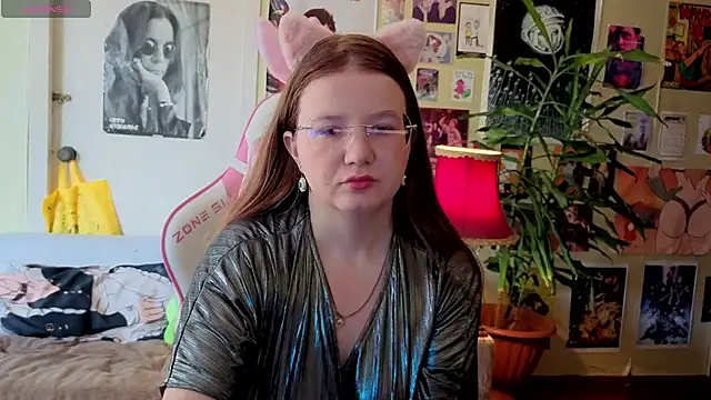 Snapshot of Sienna-Cow chatting on September 2025 11:02:01 AM Sienna-Cow online show from September 2025 11:02:01 AM