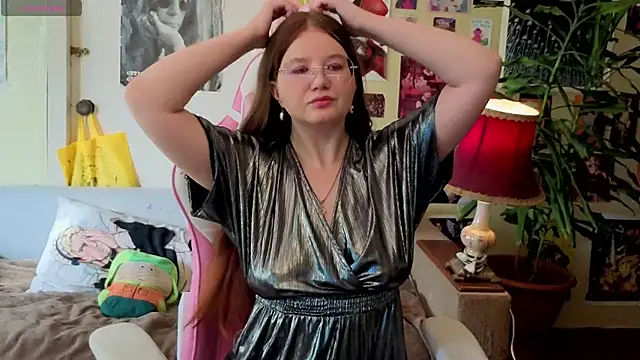 Snapshot of Sienna-Cow chatting on October 2025 11:19:01 AM Sienna-Cow online show from October 2025 11:19:01 AM