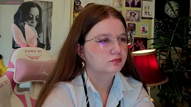 Snapshot of Sienna-Cow chatting on October 2025 10:12:02 AM Sienna-Cow online show from October 2025 10:12:02 AM