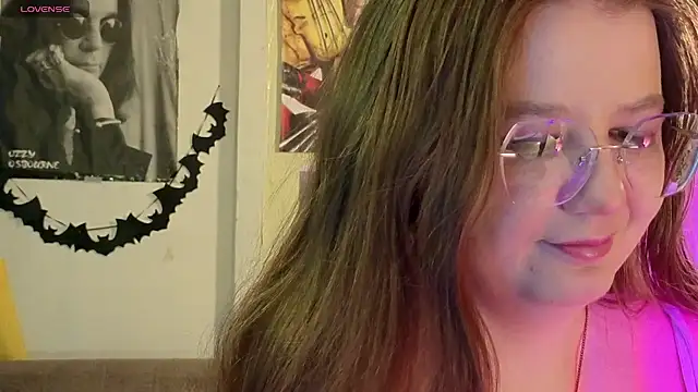 Snapshot of Sienna-Cow chatting on November 2025 12:38:02 PM Sienna-Cow online show from November 2025 12:38:02 PM