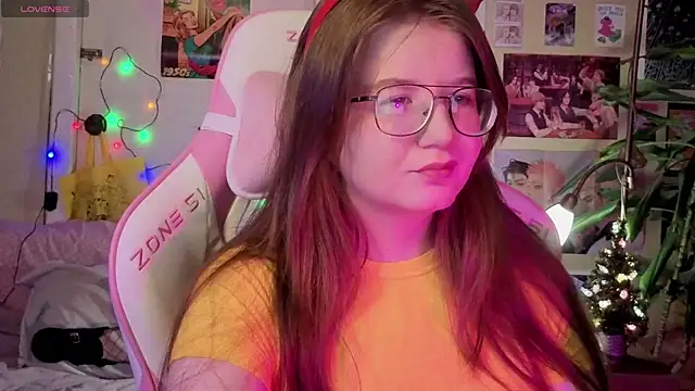 Snapshot of Sienna-Cow chatting on December 2025 05:21:01 PM Sienna-Cow online show from December 2025 05:21:01 PM