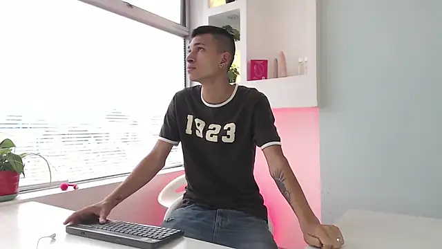 Snapshot of AmelieAndAce chatting on September 2025 01:01:01 PM AmelieAndAce online show from September 2025 01:01:01 PM