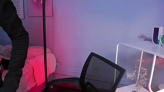 Hannahpage online show from March 2026 12:12:02 PM