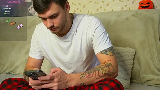 Snapshot of johnstoneisland chatting on October 2025 08:48:02 AM johnstoneisland online show from October 2025 08:48:02 AM