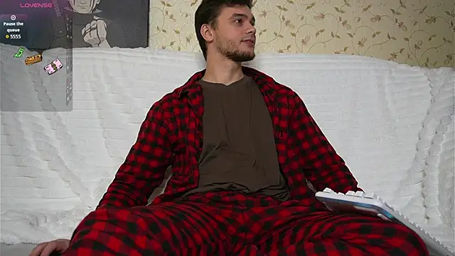 Snapshot of johnstoneisland chatting on December 2025 09:17:01 AM johnstoneisland online show from December 2025 09:17:01 AM