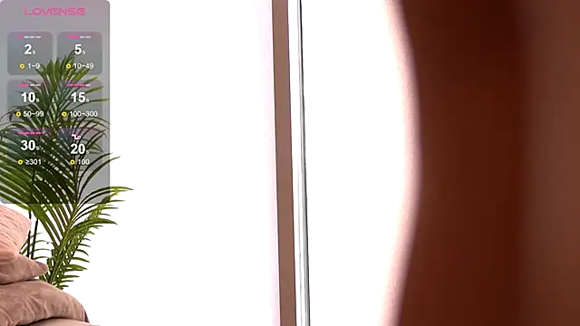 Snapshot of DesiredMia_ chatting on September 2025 05:43:02 AM DesiredMia online show from September 2025 05:43:02 AM