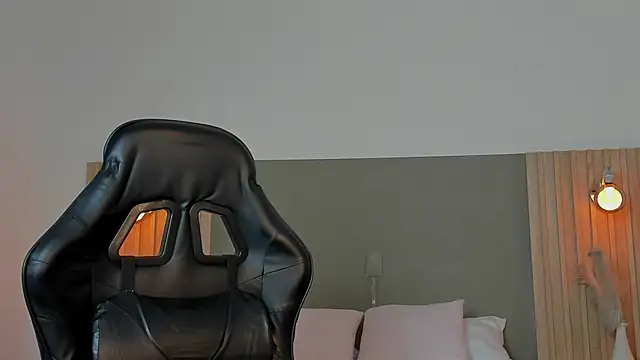 luccia smith online show from February 2026 02:19:01 AM