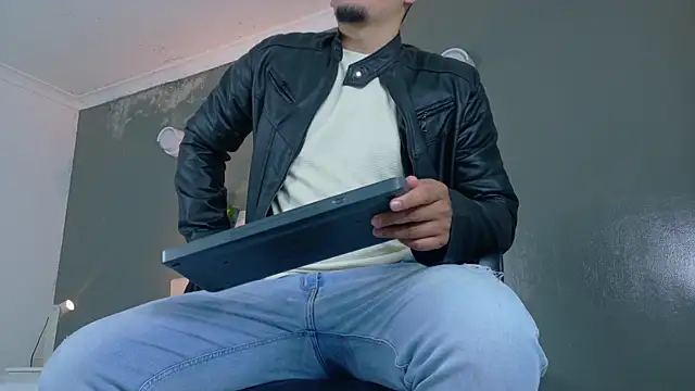 MrFox   online show from November 2025 07:23:02 PM