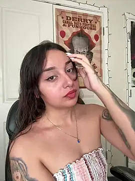 CharmingMaddie online show from January 2026 04:56:01 PM