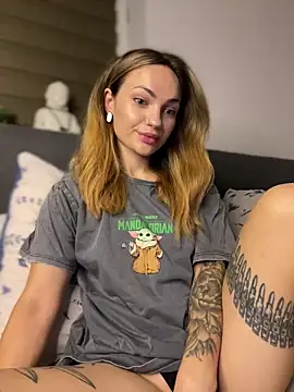 Snapshot of SaraLow chatting on October 2025 01:11:01 AM SaraLow online show from October 2025 01:11:01 AM