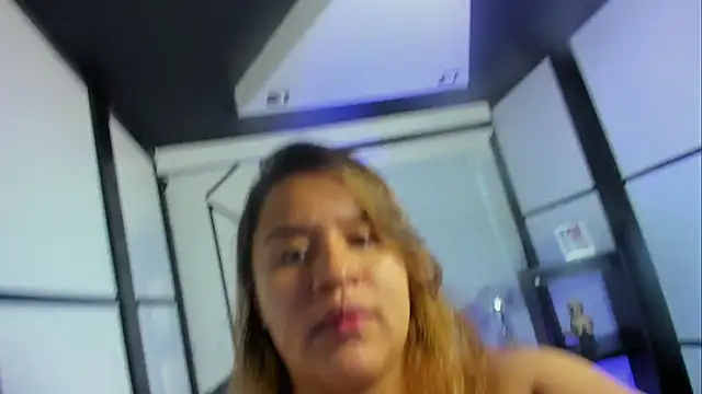 Snapshot of ElaBourn_ chatting on October 2025 02:08:01 PM ElaBourn online show from October 2025 02:08:01 PM