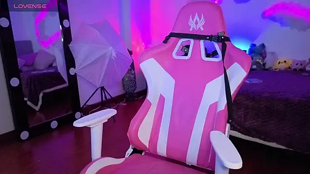 larah uwu online show from November 2025 07:13:01 PM