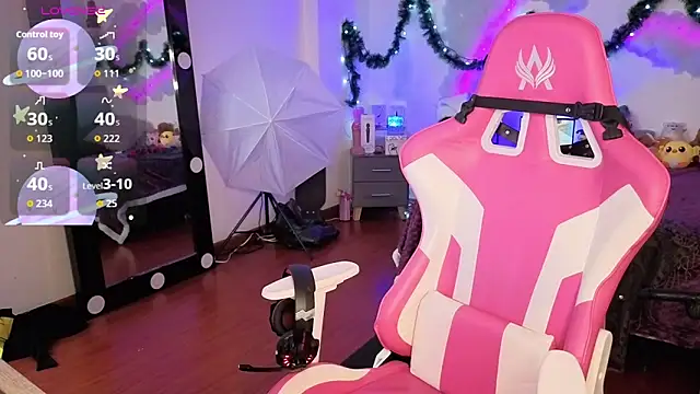 larah uwu online show from December 2025 07:30:02 PM