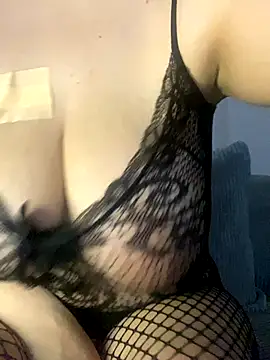 Snapshot of emiliafrancaise chatting on October 2025 11:54:01 AM emiliafrancaise online show from October 2025 11:54:01 AM