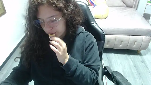 Snapshot of Velvet_Moon_V chatting on November 2025 01:32:01 PM Velvet Moon V online show from November 2025 01:32:01 PM