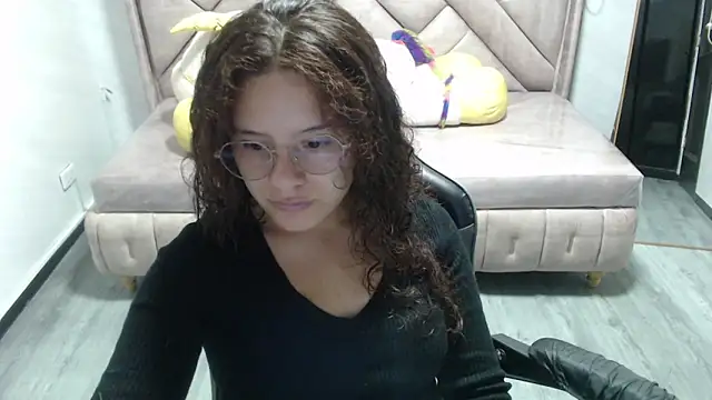 Snapshot of Velvet_Moon_V chatting on November 2025 01:10:02 PM Velvet Moon V online show from November 2025 01:10:02 PM