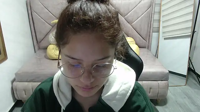 Snapshot of Velvet_Moon_V chatting on December 2025 01:16:02 PM Velvet Moon V online show from December 2025 01:16:02 PM