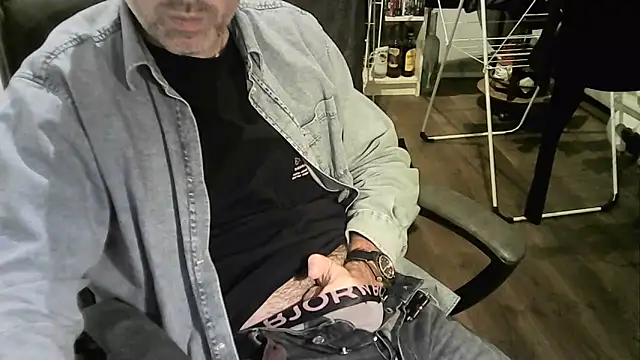 Chrisprngr online show from October 2025 08:17:01 PM