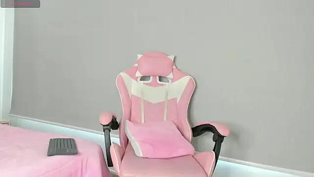 kendal hot01 online show from November 2025 01:00:01 PM