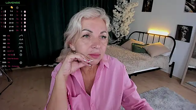 Snapshot of LiliaMoons chatting on September 2025 11:21:01 AM LiliaMoons online show from September 2025 11:21:01 AM