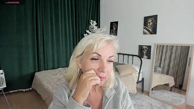 Snapshot of LiliaMoons chatting on October 2025 11:32:02 AM LiliaMoons online show from October 2025 11:32:02 AM