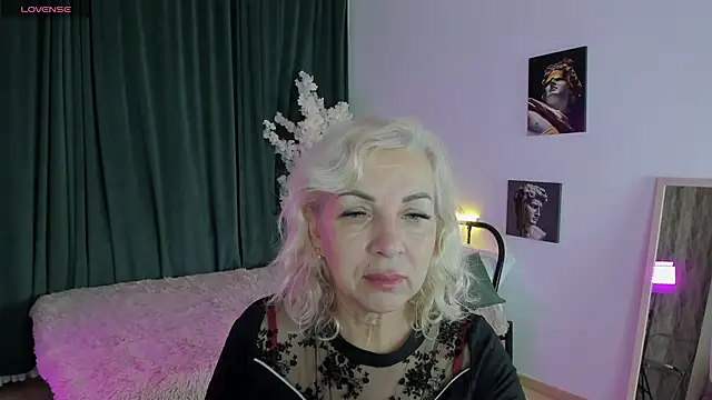 Snapshot of LiliaMoons chatting on November 2025 12:40:01 PM LiliaMoons online show from November 2025 12:40:01 PM