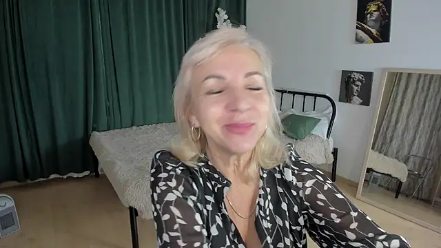 Snapshot of LiliaMoons chatting on November 2025 09:02:02 AM LiliaMoons online show from November 2025 09:02:02 AM