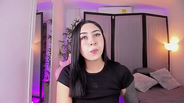 Snapshot of ChloeShade chatting on October 2025 02:40:01 PM ChloeShade online show from October 2025 02:40:01 PM