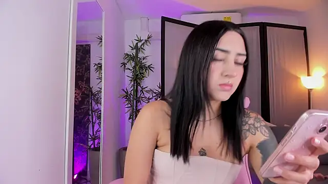 Snapshot of ChloeShade chatting on December 2025 05:08:02 PM ChloeShade online show from December 2025 05:08:02 PM