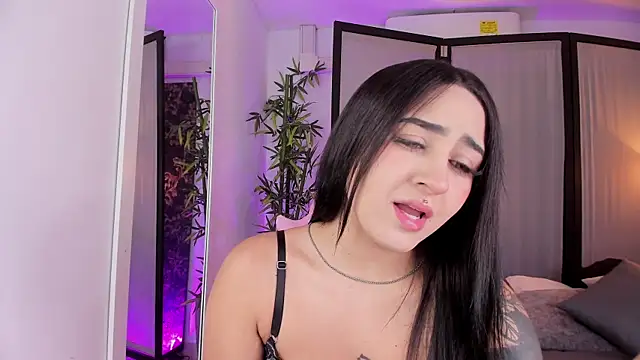 Snapshot of ChloeShade chatting on December 2025 07:43:01 PM ChloeShade online show from December 2025 07:43:01 PM