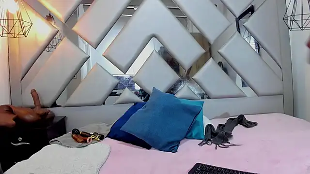 Lorenn Hill online show from October 2025 12:50:01 PM