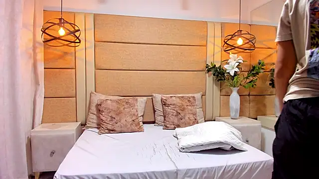 AnnieAndReach online show from November 2025 07:47:02 PM