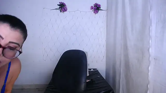 Snapshot of ValeriaHairy chatting on February 2026 03:05:01 AM ValeriaHairy online show from February 2026 03:05:01 AM