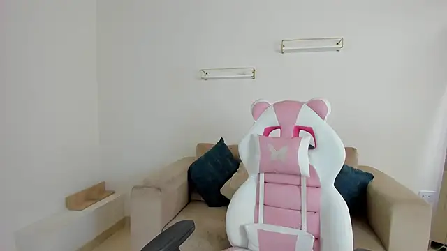 april smiith online show from November 2025 12:16:01 PM