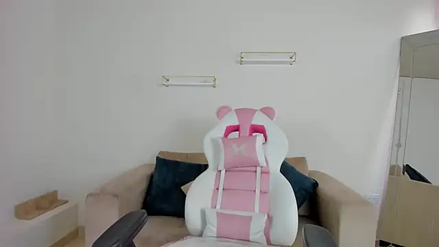 april smiith online show from December 2025 12:21:02 PM