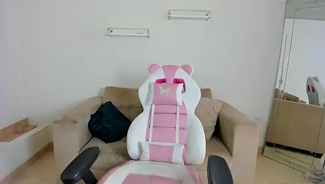 april smiith online show from January 2026 12:18:02 PM