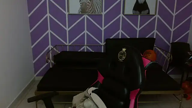 Adhara Kitten online show from November 2025 01:11:01 PM