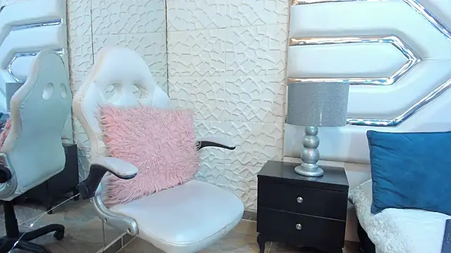 Snapshot of TatiLee chatting on October 2025 01:45:02 PM TatiLee online show from October 2025 01:45:02 PM