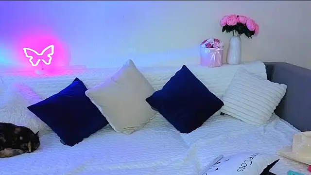 Bella Hillss online show from October 2025 06:28:02 PM