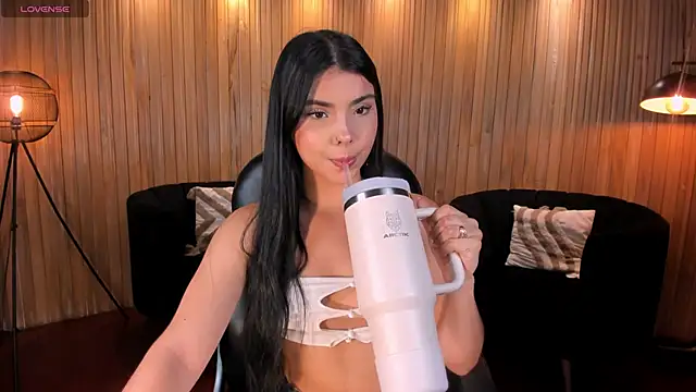 MiaLaurence online show from May 2026 06:45:01 PM