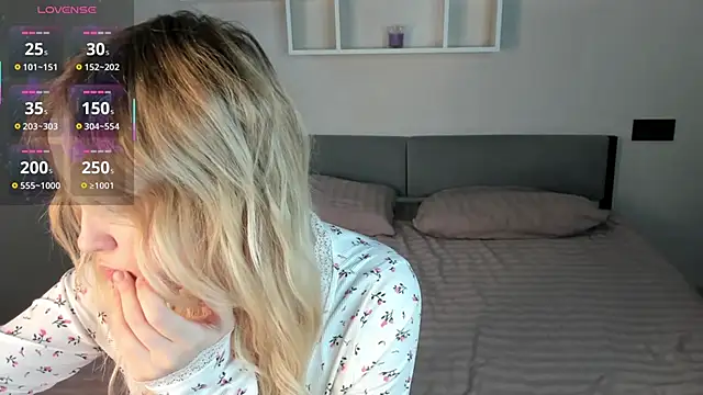 Snapshot of Julliakoill chatting on October 2025 08:00:02 AM Julliakoill online show from October 2025 08:00:02 AM