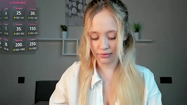 Snapshot of Julliakoill chatting on November 2025 08:36:02 AM Julliakoill online show from November 2025 08:36:02 AM