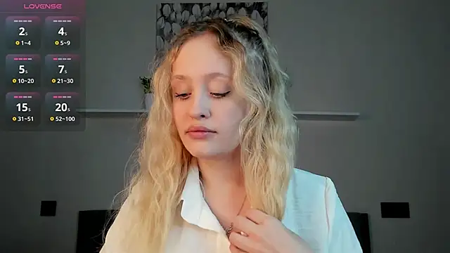 Snapshot of Julliakoill chatting on November 2025 09:20:02 AM Julliakoill online show from November 2025 09:20:02 AM