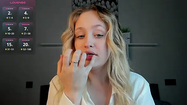 Snapshot of Julliakoill chatting on December 2025 06:30:02 AM Julliakoill online show from December 2025 06:30:02 AM