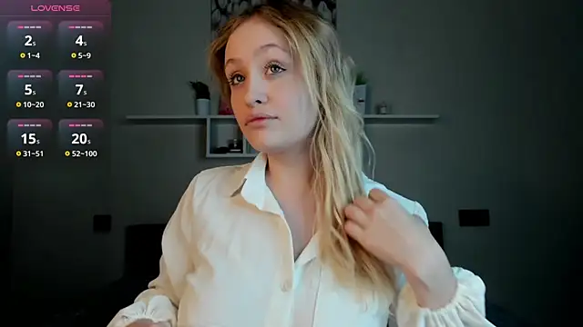 Snapshot of Julliakoill chatting on December 2025 08:01:02 AM Julliakoill online show from December 2025 08:01:02 AM